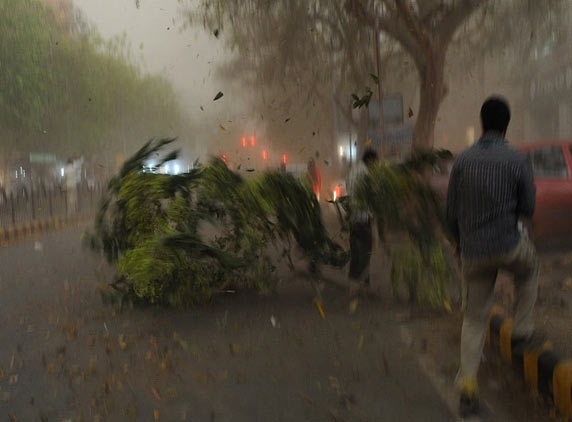 Unexpected heavy showers in Delhi on Thursday!